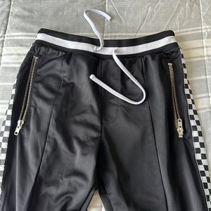 Black sweatpants, checkered .